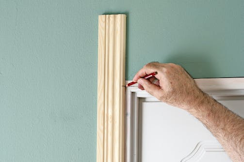 Viivojen merkkaaminen risteyskohtaan Oven peitelista